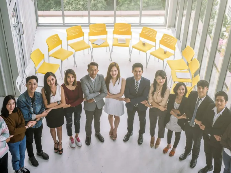 Hình ảnh một người đang đọc điều khoản và điều kiện trên máy tính bảng, nhấn mạnh sự nhận thức của người dùng và trách nhiệm khi tham gia cá cược